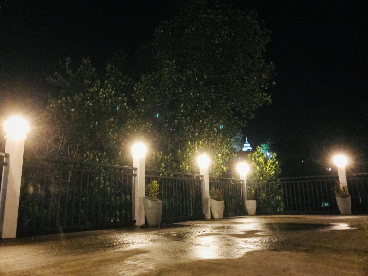 Tranquil Quarter Hotel Kandy Bagian luar foto